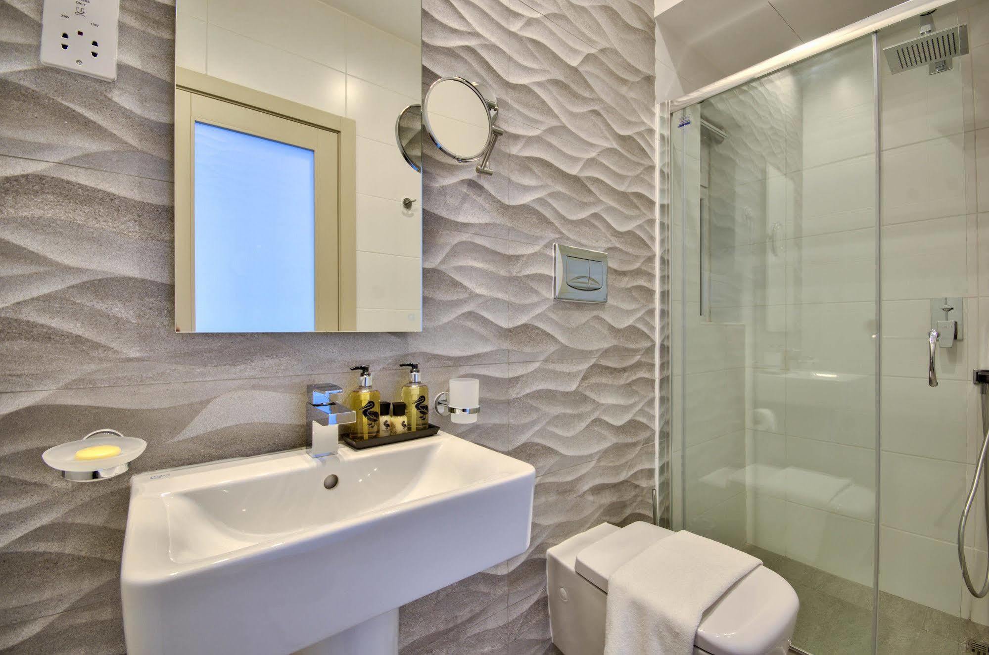 Saint Julian's Jules Suites מראה חיצוני תמונה